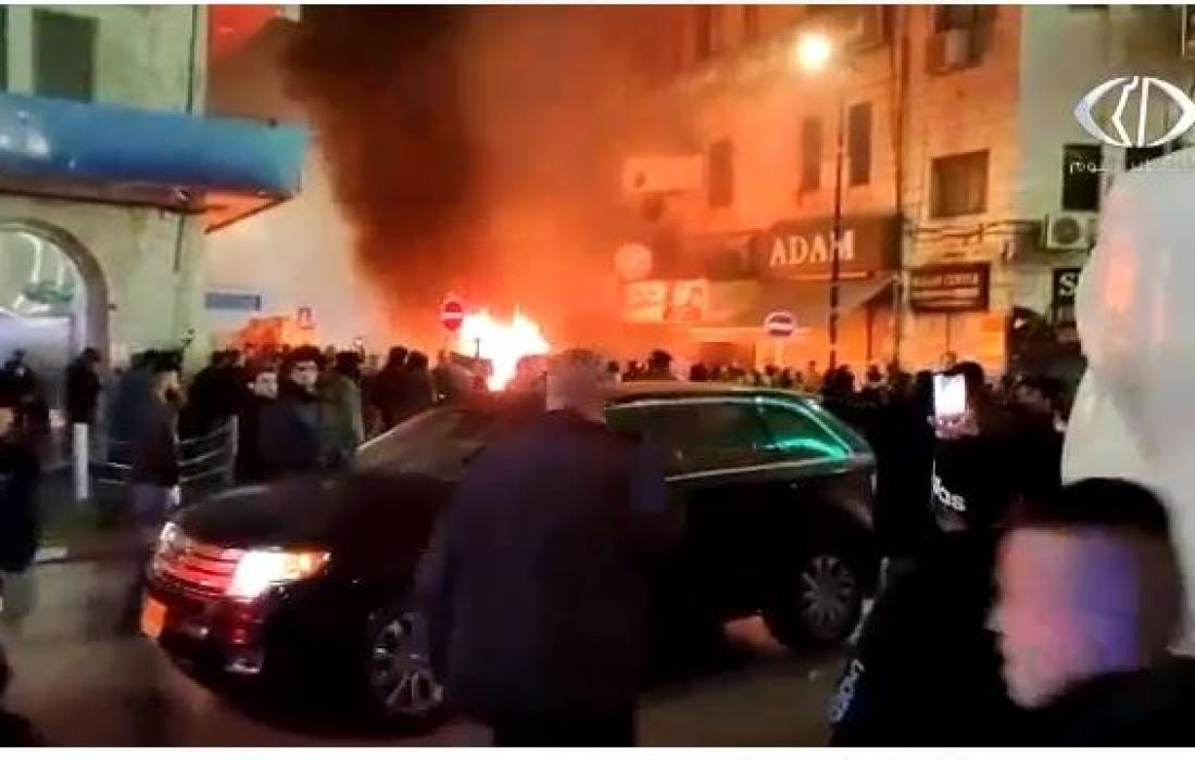 شبان يحرقون مركبة مستوطنين بعد دخولها دوار المنارة وسط رام الله.JPG