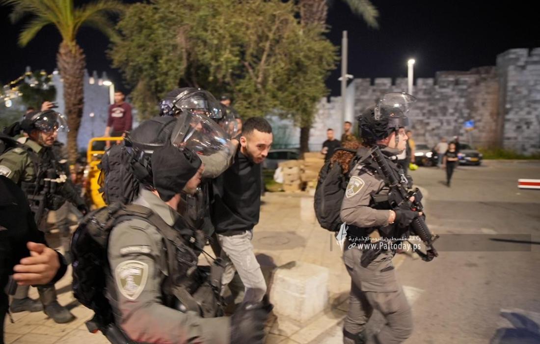 مواجهات بين الشبان و قوات الاحتلال في منطقة باب العامود (9).jpg