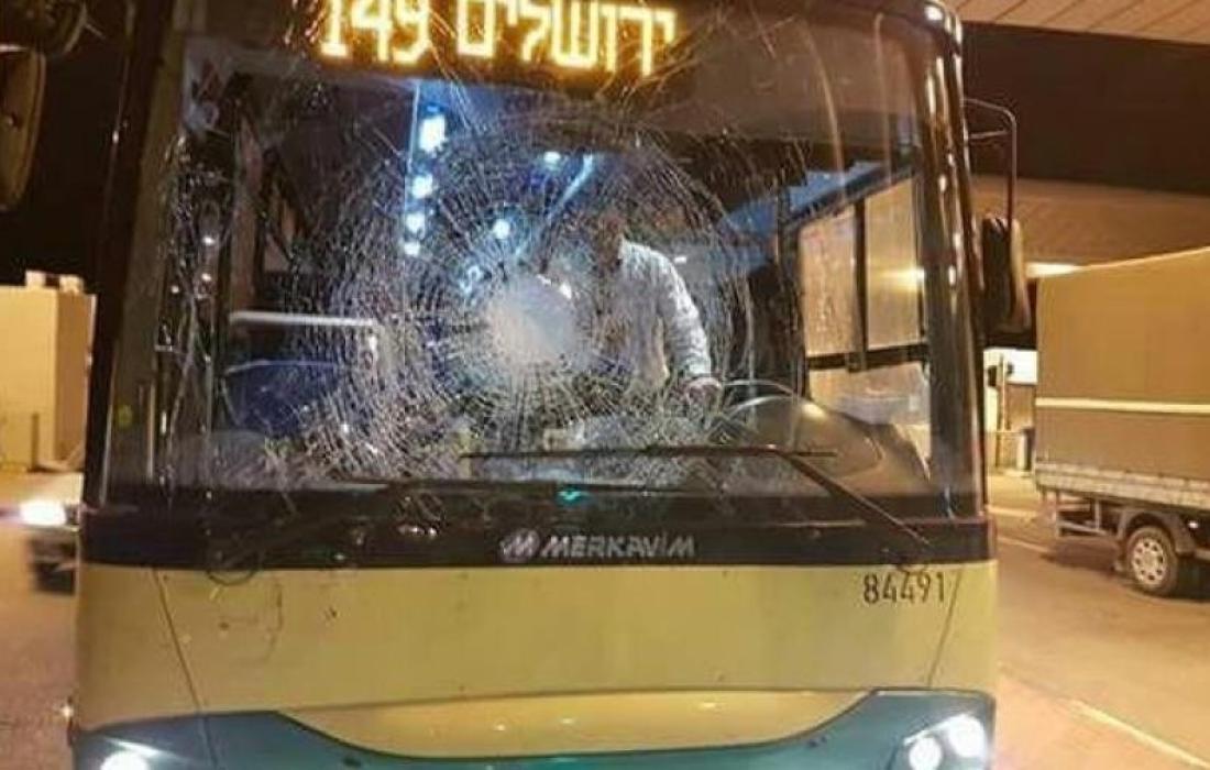 إصابة مستوطن إثر تعرض حافلتين للرشق بالحجارة شمال القدس