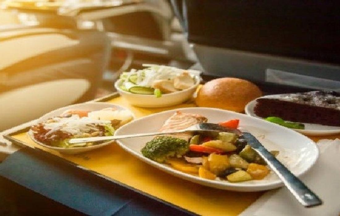 وجبة على متن طائرة.jpg