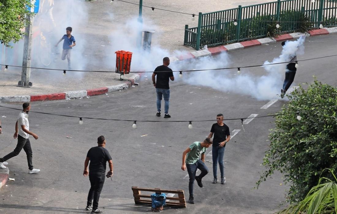 إصابة شابين بالرصاص الحي في مواجهات مع الاحتلال وسط الخليل
