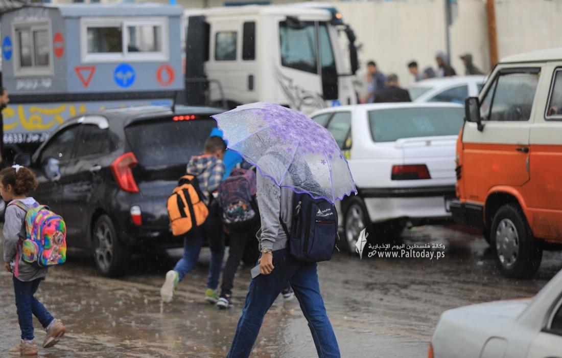 طلاب المدارس اثناء مغادرتهم للمدارس بالتزامن مع المنخفض الجوي (12).JPG