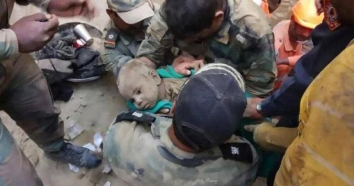 Ù„Ø­Ø¸Ø© Ø§Ù†Ù‚Ø§Ø° Ø·ÙÙ„ ÙÙŠ Ø§Ù„Ù‡Ù†Ø¯ Ù…Ù† Ø¨Ø¦Ø± Ø¨Ø¹Ù…Ù‚ 18 Ù…ØªØ±Ø§Ù‹ | ÙÙ„Ø³Ø·ÙŠÙ† Ø§Ù„ÙŠÙˆÙ…