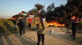 بالصور : فلسطينيون يشعلون الإطارات قرب الحدود الشرقية لقطاع غزة تنديدًا بالعدوان الإسرائيلي على جنين