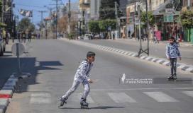 غزيون يتجولون في شوارع غزة بعد قرار منع حركة المركبات (6).jpg