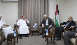 رئيس حركة حماس يحيى السنوار ورئيس اللجنة القطرية لاعمار غزة السفير محمد العمادي في لقاء بغزة.jpg