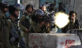 جنود الاحتلال يطلقون النار.