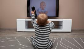 دراسة: مشاهدة التلفاز مع طفلك يمكن أن يعزز نموه المعرفي!