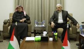 يحيى السنوار رئيس حركة حماس في غزة يلتقي السفير القطري محمد العمادي.JPG