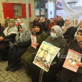 بالصور: اعتصام اهالى الأسرى الأسبوعي أمام مقر الصليب الأحمر بغزة