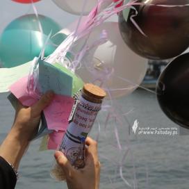 بالصور : إلقاء زجاجات فارغة داخلها رسائل سياسية وسط بحر غزة لدول العالم