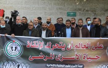 بالصور: لجنة الأسرى في القوى الوطنية  تنظم وقفة إسناد مع الأسير ناصر ابو حميد