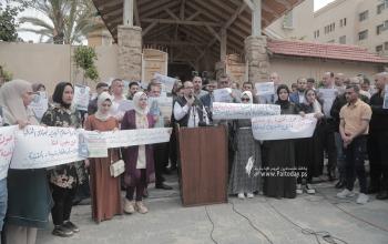 بالصور: وقفة منددة باغتيال الزميلة شيرين أبو عاقلة نظمها الصحفيون أمام فندق المتحف بغزة