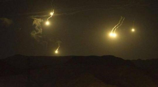 قنابزوارق الاحتلال تطلق قنابل ضوئية في أجواء بحر بيت لاهيال انارة
