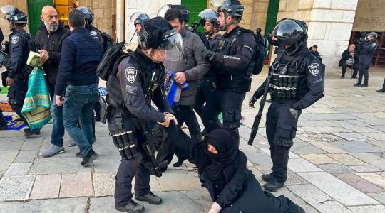 قوات الاحتلال تعتقل فتاة من المسجد الأقصى