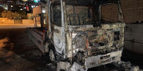 مستوطنون يحرقون مركبتين في بلدة حوارة بنابلس