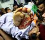 مواطنون وأقارب الشهيد علي حسن حرب يحملون جثمانة (9).jpeg