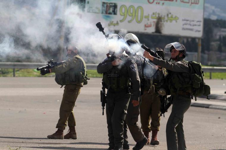 جنود الاحتلال يطلقون قنابل الغاز